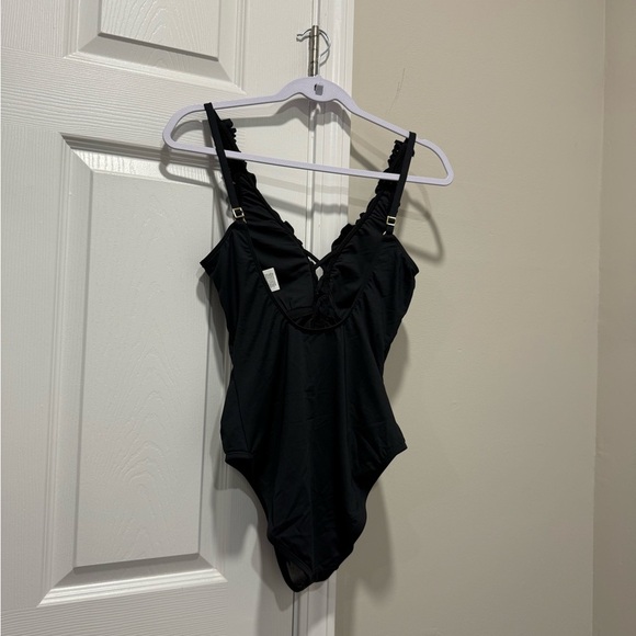 LA BLANCA Island Goddess Ruffled V-Plunge One Piece - Black
$137.00 Sz 8 - Picture 5 of 8